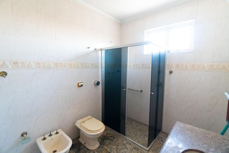 Casa para alugar com 307m², 3 quartos e 5 vagas Casa para alugar com 307m², 3 quartos e 5 vagasBanheiro da Suíte 1