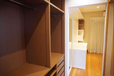 Casa de condomínio à venda com 446m², 2 quartos e 6 vagas Casa de condomínio à venda com 446m², 2 quartos e 6 vagasCloset - Suite1