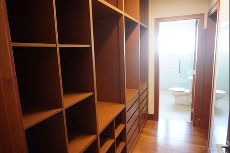 Casa de condomínio à venda com 446m², 2 quartos e 6 vagas Casa de condomínio à venda com 446m², 2 quartos e 6 vagasCloset - Suite1