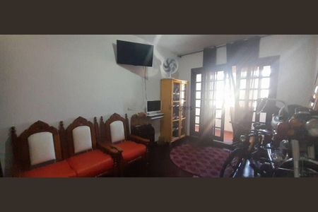 Casa à venda com 3 quartos, 224m² em Vila Dalva, São Paulo