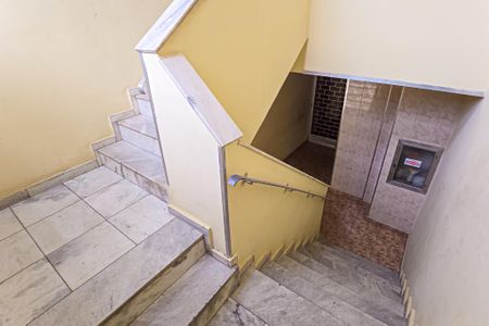 Apartamento para alugar com 120m², 2 quartos e sem vagaEscada