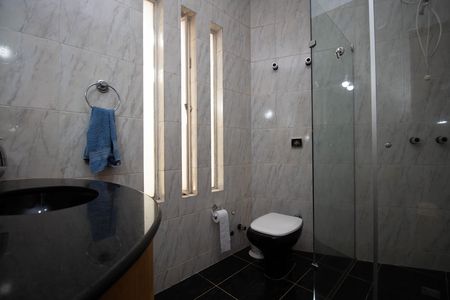 Casa à venda com 580m², 6 quartos e 3 vagas Casa à venda com 580m², 6 quartos e 3 vagasBanheiro Social