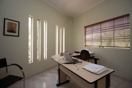 Casa à venda com 580m², 6 quartos e 3 vagas Casa à venda com 580m², 6 quartos e 3 vagasEscritório