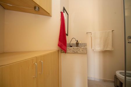Casa à venda com 580m², 6 quartos e 3 vagas Casa à venda com 580m², 6 quartos e 3 vagasBanheiro Social