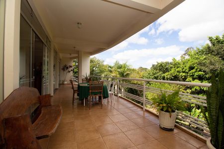 Casa à venda com 580m², 6 quartos e 3 vagas Casa à venda com 580m², 6 quartos e 3 vagasVaranda