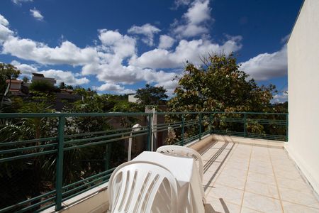 Casa à venda com 580m², 6 quartos e 3 vagas Casa à venda com 580m², 6 quartos e 3 vagasVaranda