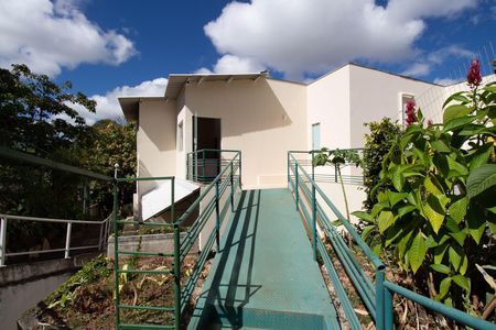 Casa à venda com 580m², 6 quartos e 3 vagas Casa à venda com 580m², 6 quartos e 3 vagasVaranda