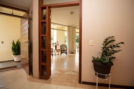 Casa à venda com 580m², 6 quartos e 3 vagas Casa à venda com 580m², 6 quartos e 3 vagasHall