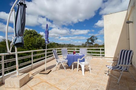 Casa à venda com 580m², 6 quartos e 3 vagas Casa à venda com 580m², 6 quartos e 3 vagasVaranda