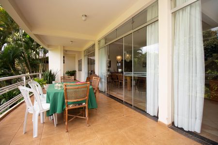 Casa à venda com 580m², 6 quartos e 3 vagas Casa à venda com 580m², 6 quartos e 3 vagasVaranda
