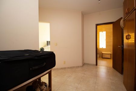 Casa à venda com 580m², 6 quartos e 3 vagas Casa à venda com 580m², 6 quartos e 3 vagasCloset da Suíte Master
