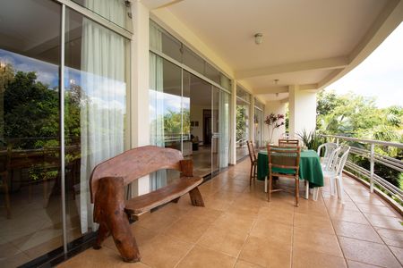 Casa à venda com 580m², 6 quartos e 3 vagas Casa à venda com 580m², 6 quartos e 3 vagasVaranda