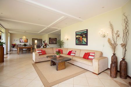 Casa à venda com 580m², 6 quartos e 3 vagas Casa à venda com 580m², 6 quartos e 3 vagasSala
