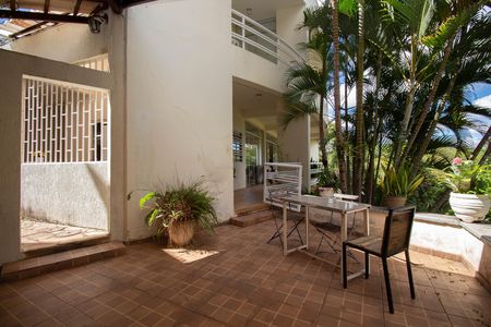 Casa à venda com 580m², 6 quartos e 3 vagas Casa à venda com 580m², 6 quartos e 3 vagasChurrasqueira