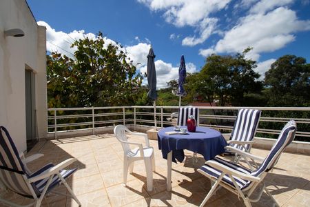 Casa à venda com 580m², 6 quartos e 3 vagas Casa à venda com 580m², 6 quartos e 3 vagasVaranda