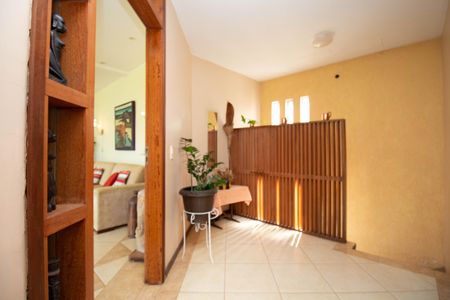 Casa à venda com 580m², 6 quartos e 3 vagas Casa à venda com 580m², 6 quartos e 3 vagasHall