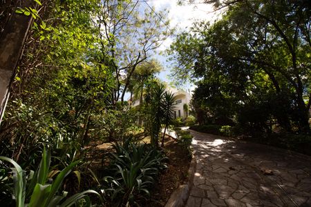 Casa à venda com 580m², 6 quartos e 3 vagas Casa à venda com 580m², 6 quartos e 3 vagasFachada