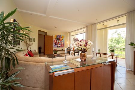Casa à venda com 580m², 6 quartos e 3 vagas Casa à venda com 580m², 6 quartos e 3 vagasSala