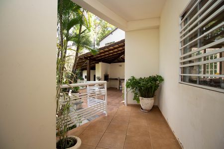 Casa à venda com 580m², 6 quartos e 3 vagas Casa à venda com 580m², 6 quartos e 3 vagasVaranda