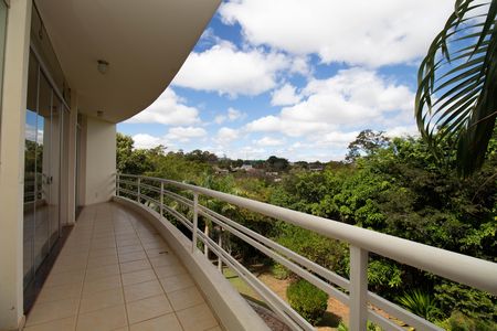 Casa à venda com 580m², 6 quartos e 3 vagas Casa à venda com 580m², 6 quartos e 3 vagasSacada