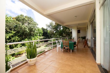 Casa à venda com 580m², 6 quartos e 3 vagas Casa à venda com 580m², 6 quartos e 3 vagasVaranda