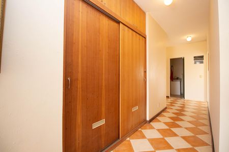 Casa à venda com 580m², 6 quartos e 3 vagas Casa à venda com 580m², 6 quartos e 3 vagasCorredor
