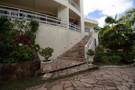 Casa à venda com 580m², 6 quartos e 3 vagas Casa à venda com 580m², 6 quartos e 3 vagasQuintal