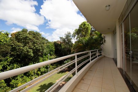 Casa à venda com 580m², 6 quartos e 3 vagas Casa à venda com 580m², 6 quartos e 3 vagasSacada
