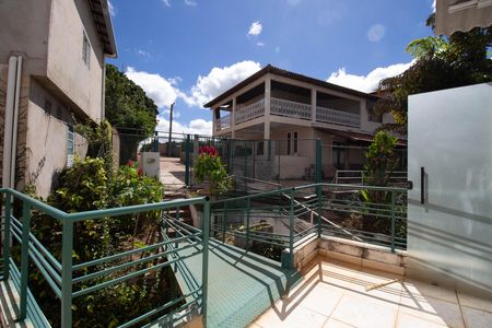 Casa à venda com 580m², 6 quartos e 3 vagas Casa à venda com 580m², 6 quartos e 3 vagasVaranda