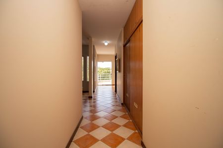 Casa à venda com 580m², 6 quartos e 3 vagas Casa à venda com 580m², 6 quartos e 3 vagasCorredor