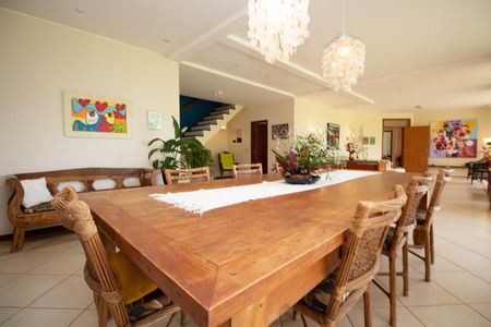 Casa à venda com 580m², 6 quartos e 3 vagas Casa à venda com 580m², 6 quartos e 3 vagasSala