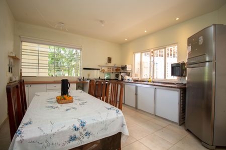 Casa à venda com 580m², 6 quartos e 3 vagas Casa à venda com 580m², 6 quartos e 3 vagasCozinha 1