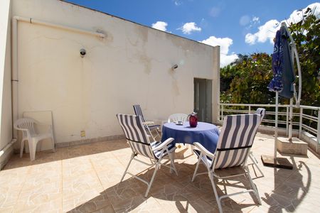 Casa à venda com 580m², 6 quartos e 3 vagas Casa à venda com 580m², 6 quartos e 3 vagasVaranda