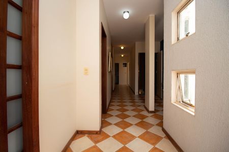 Casa à venda com 580m², 6 quartos e 3 vagas Casa à venda com 580m², 6 quartos e 3 vagasCorredor