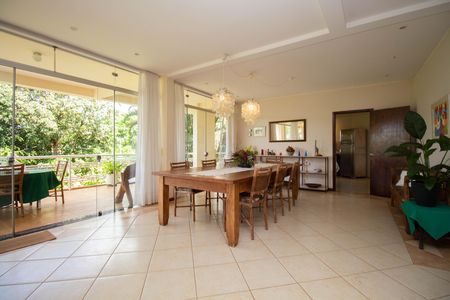 Casa à venda com 580m², 6 quartos e 3 vagas Casa à venda com 580m², 6 quartos e 3 vagasSala