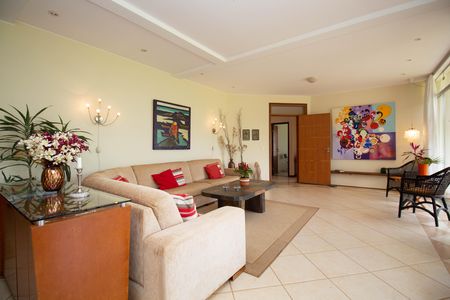Casa à venda com 580m², 6 quartos e 3 vagas Casa à venda com 580m², 6 quartos e 3 vagasSala