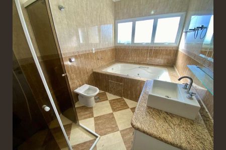 Casa à venda com 291m², 4 quartos e 4 vagas