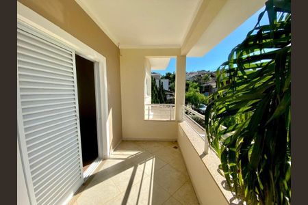Casa à venda com 291m², 4 quartos e 4 vagas