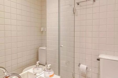Banheiro com piso de porcelanato, chuveiro e lavabo, com sabonetes e papel higiênico disponíveis. de apartamento à venda com 4 quartos, 115m² em Indianópolis, São Paulo