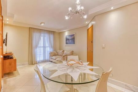 Sala de estar com sofá e mesa de vidro, iluminada por lâmpada de cristal. de apartamento à venda com 4 quartos, 115m² em Indianópolis, São Paulo
