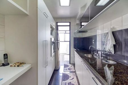 Cozinha com móveis brancos, piso de porcelanato e balcão de granito. de apartamento à venda com 4 quartos, 115m² em Indianópolis, São Paulo