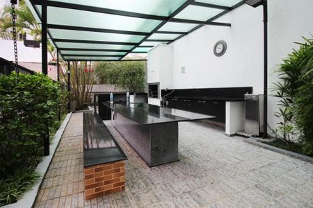 Cozinha com piso de granito, bancada de granito e iluminação boa. de apartamento à venda com 4 quartos, 115m² em Indianópolis, São Paulo