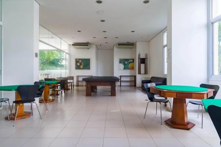 Sala de jogos com mesa de bilhar e mesas de jogo, iluminada por luz natural e artificial. de apartamento à venda com 4 quartos, 117m² em Vila Sonia, São Paulo