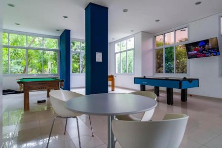 Sala de jogos com mesa de bilhar e mesa de sinuca, com TV e janelas grandes, iluminada e bem decorada. de apartamento à venda com 4 quartos, 117m² em Vila Sonia, São Paulo