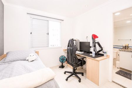 Quarto simples com cama pequena e móveis simples, com uma janela pequena e iluminação fraca. de apartamento à venda com 4 quartos, 117m² em Vila Sonia, São Paulo