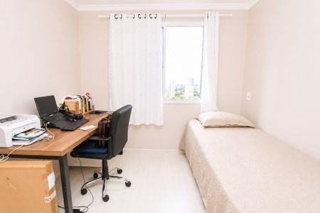 Quarto simples com cama solteira, mesa e cadeira, janela e vista para a cidade. de apartamento à venda com 4 quartos, 117m² em Vila Sonia, São Paulo