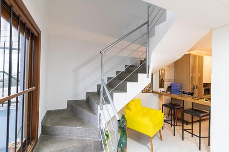 Casa à venda com 208m², 2 quartos e 2 vagas Casa à venda com 208m², 2 quartos e 2 vagasEscada