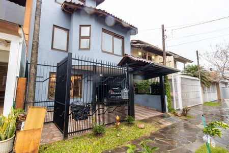 Casa à venda com 208m², 2 quartos e 2 vagas Casa à venda com 208m², 2 quartos e 2 vagasFachada