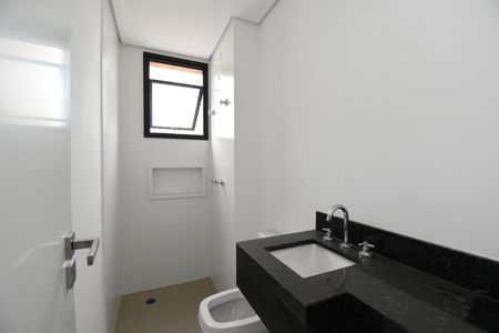 Banheiro de apartamento à venda com 2 quartos, 51m² em Centro, Curitiba