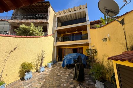Casa à venda com 328m², 3 quartos e 2 vagas Casa à venda com 328m², 3 quartos e 2 vagasFahcada interna